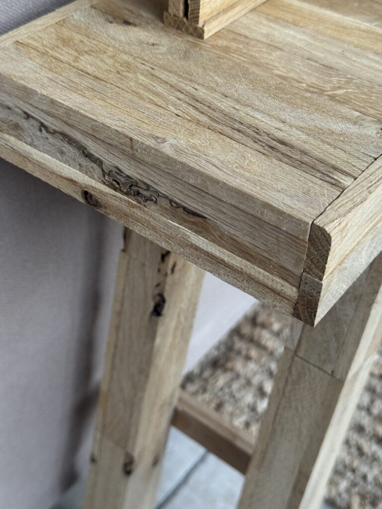 Seitenansicht vom Holzbock aus Klötzchen, rustikale Hölzer