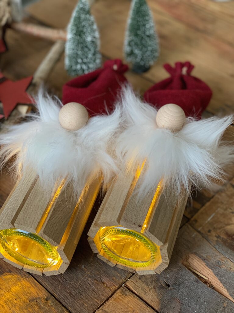Weihnachtsmann beleuchtet aus Flaschen und Klötzchen