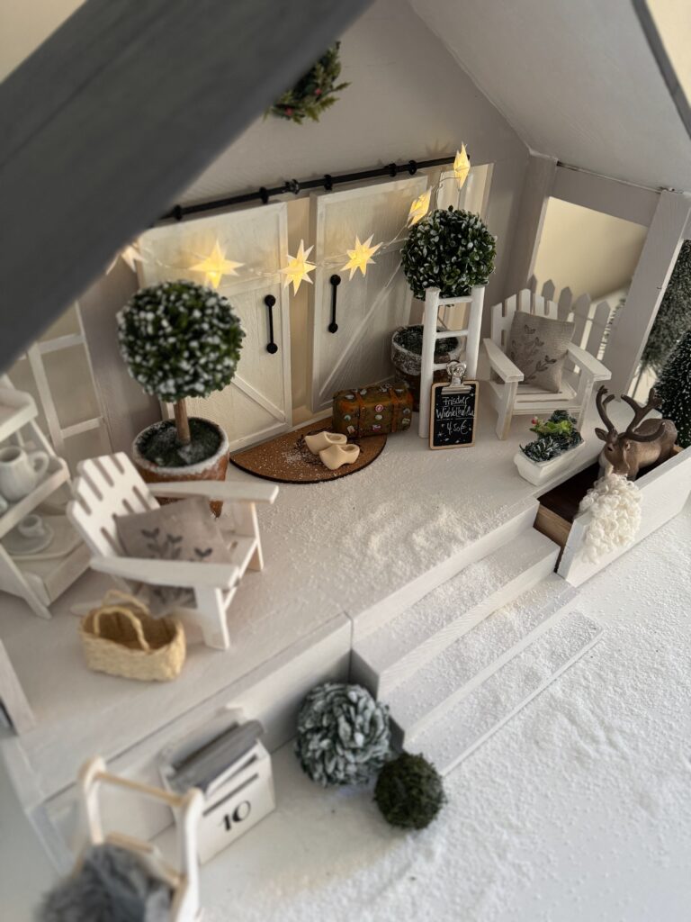 Wichtel-Chalet aus Holzklötzchen mit Beleuchtung - DIY-Idee für Wichteltür und Miniaturwelten