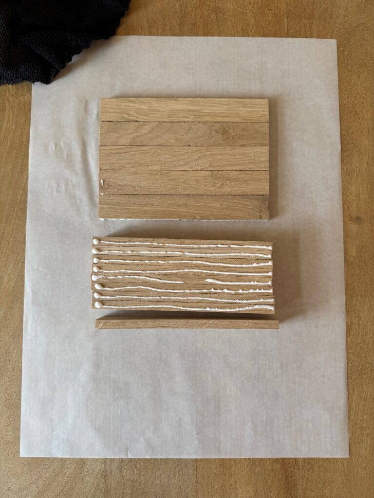 Holzklötzchen zu einer Platte verleimt