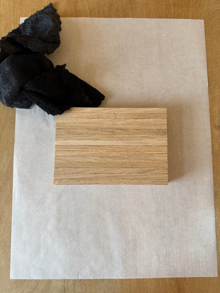 Holzklötzchen mit Mikrofasertuch