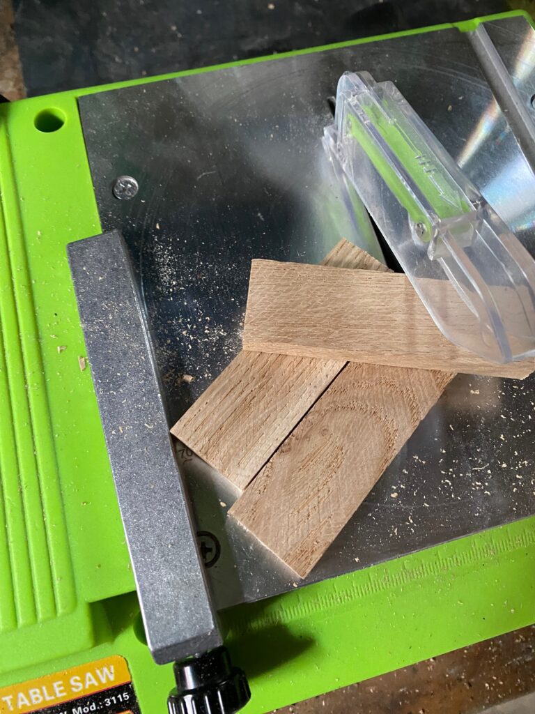 Holzklötzchen mit der Mini-Tischkreissäge präzise zuschneiden