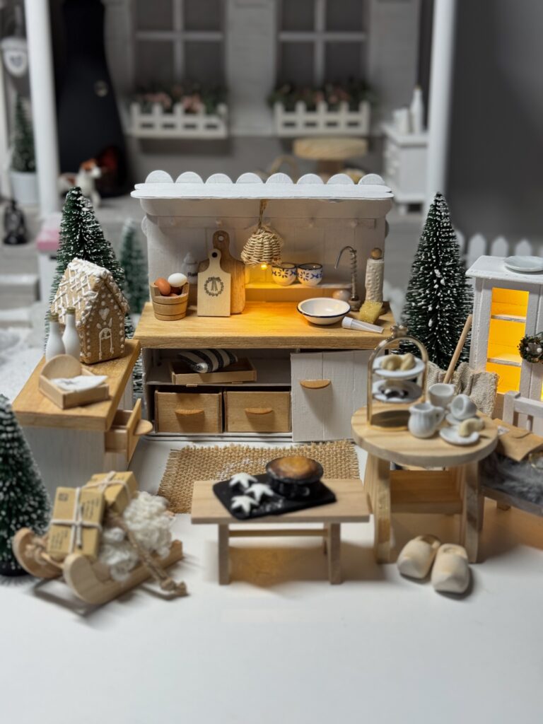 Wichtel-Outdoorküche als kleine Weihnachtsbäckerei vor dem Wichtelchalet