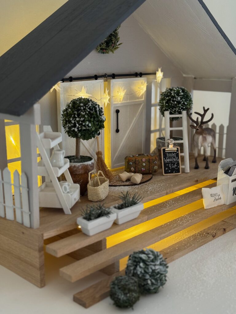 Wichtelchalet mit großer Terrassentreppe und indirekt beleuchteten Stufen