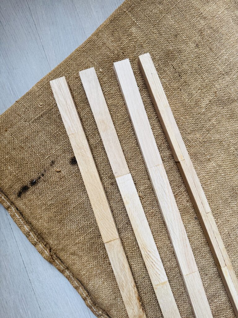 vier vorbereitete Beine aus Holzklötzchen für ein selbst gebautes Klötzchenregal