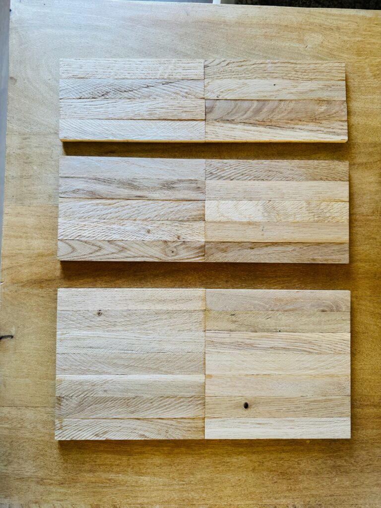 Drei unterschiedlich tiefe Regalböden aus Holzklötzchen für ein Klötzchenregal