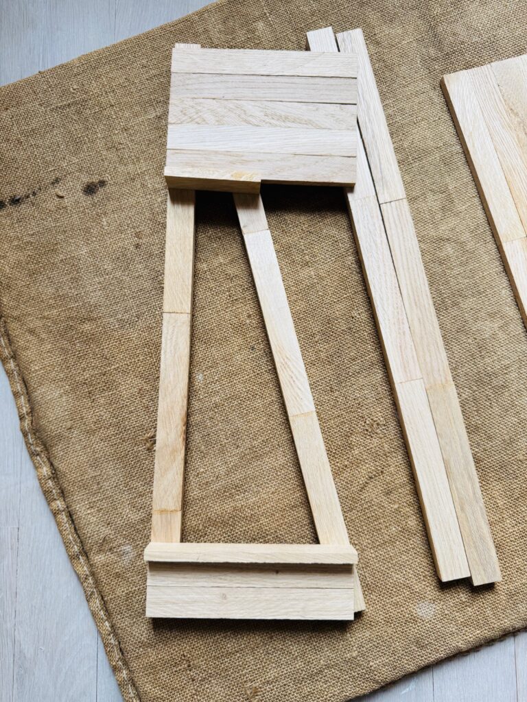 ein Seitenteil aus Holzklötzchen für ein selbst gebautes Klötzchenregal