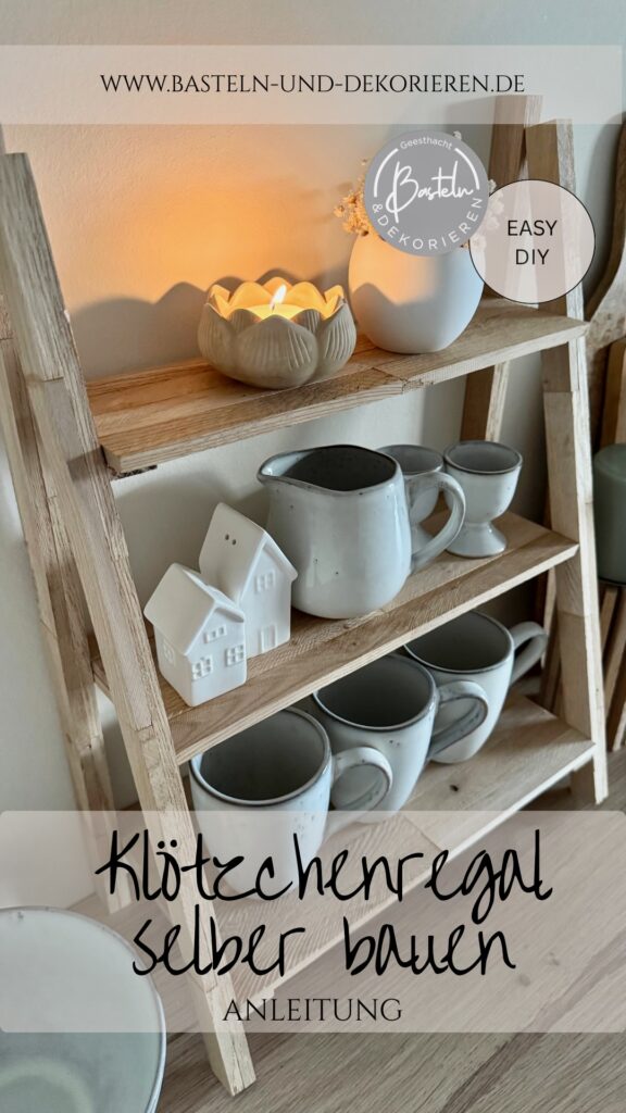Dekoriertes Klötzchenregal aus Holzklötzchen als DIY-Idee zum Selberbauen
