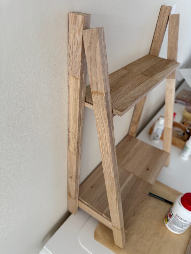 Zusammenbau eines Klötzchenregals mit eingeleimten Regalböden