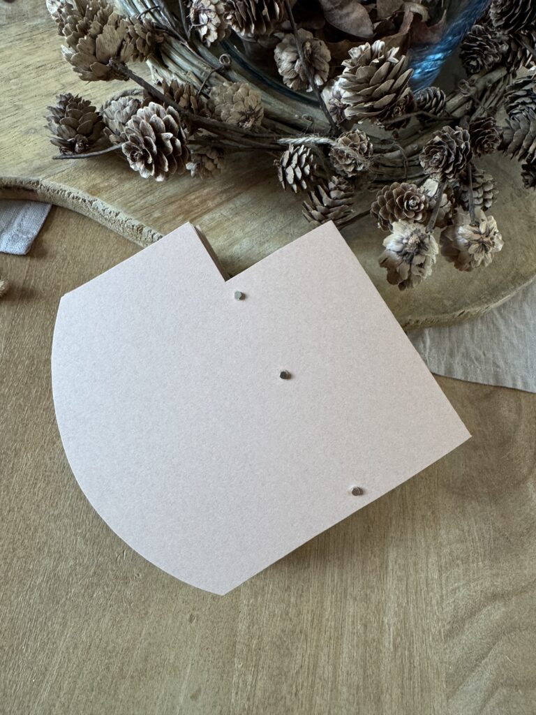 Drei Magnete als Verschluss für einen selbst gebastelten Wabenkranz aus Papier